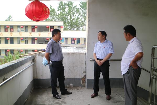 7月20日中午,伍明镇党委书记韩贵武,镇人大主席胡显民深入伍